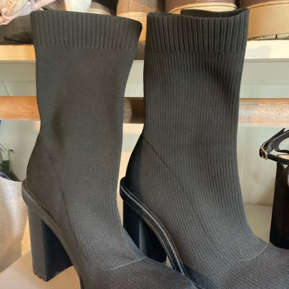 ZARA size 10/41 black sock boot/heel